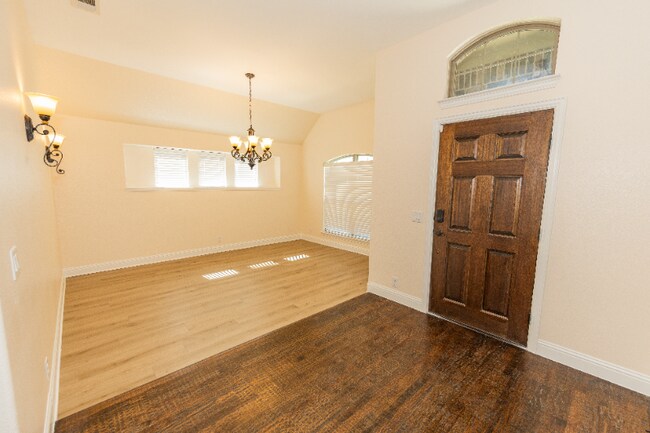 Building Photo - 2105 Burke Dr