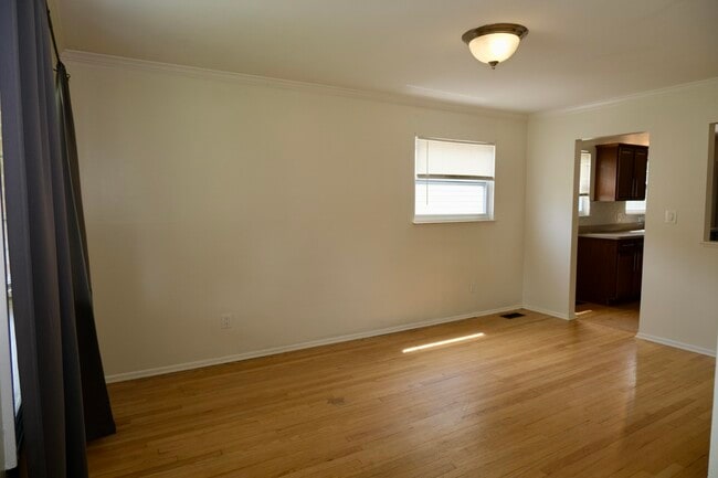 Building Photo - 433 W Otis Ave