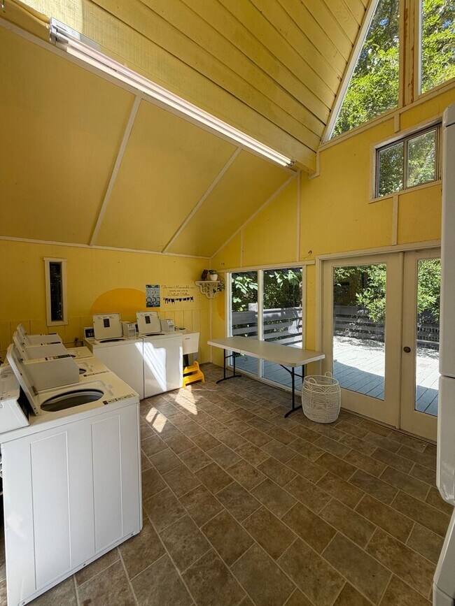 Building Photo - (946) 2780-E - Beautiful Updated 2-bedroom/1-bath