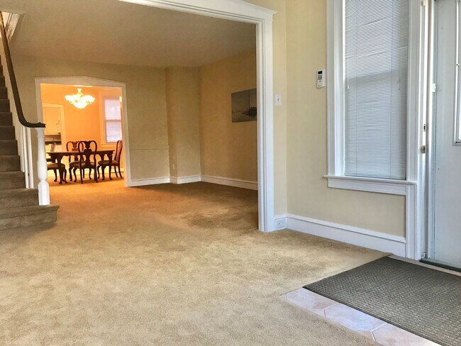 Foto del edificio - Beautiful 3-Bed Townhome in Mayfair with G...