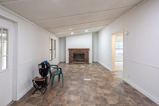 Foto del edificio - 5012 Wisteria Rd