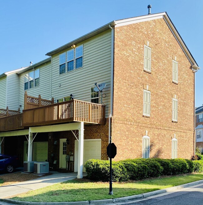 Foto del edificio - Heart of Ballantyne!  Beautiful End Unit Townhome. 2 Large Primary Suites Up & Flex Rm/3rd BR On ...