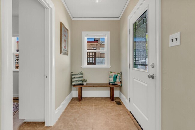 Building Photo - Charming Updated Oakland Home for Lease