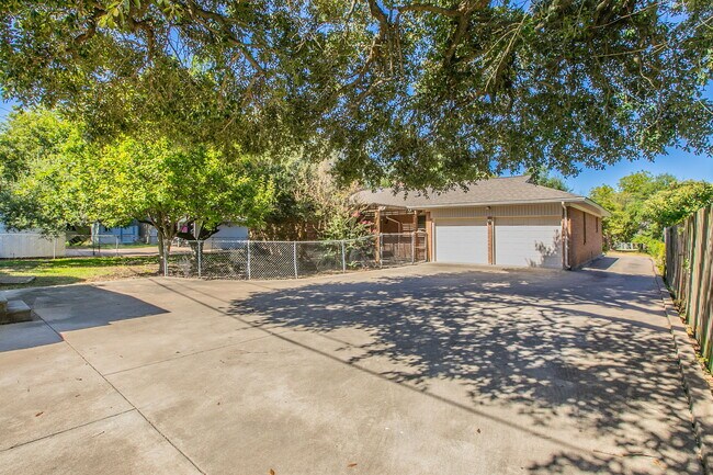 Foto del edificio - 5220 Lake Charles Dr
