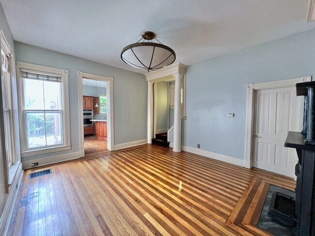 Building Photo - Stunning East Row Home!