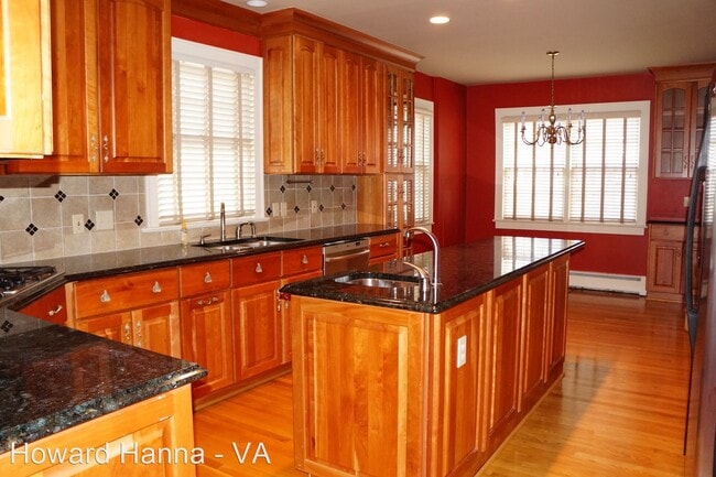 Building Photo - 4 br, 1.5 bath House - 221 South Blake Road