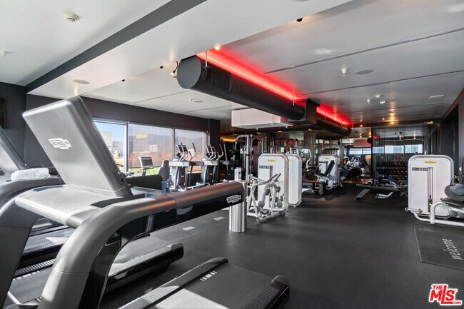 Building Photo - 6250 Hollywood Blvd