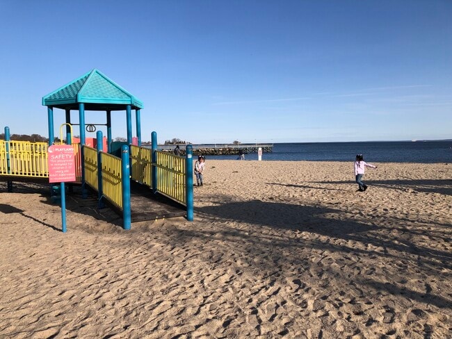 Building Photo - 90 Iroquois Rd