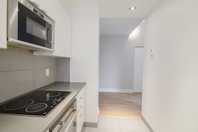 Building Photo - 4557 Rue Sherbrooke O