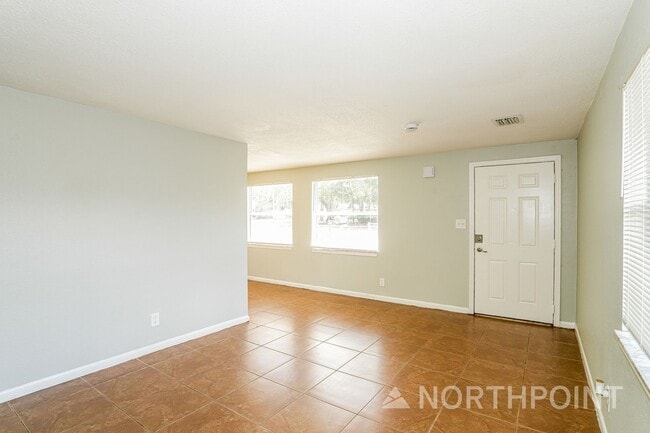 Building Photo - 3-Bedroom, 1 Bath Single Family for Rent in Tampa, FL | Fenced Backyard & Modern Kitchen