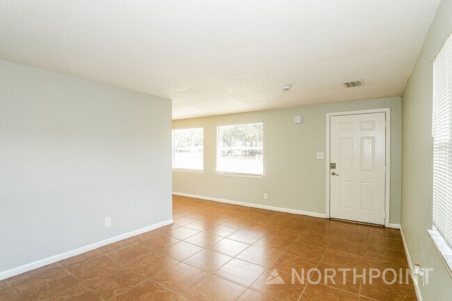 Foto del edificio - 3-Bedroom, 1 Bath Single Family for Rent in Tampa, FL | Fenced Backyard & Modern Kitchen
