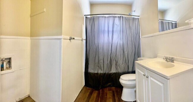 Foto del edificio - Handyman Special $0 First Month's Rent / “...