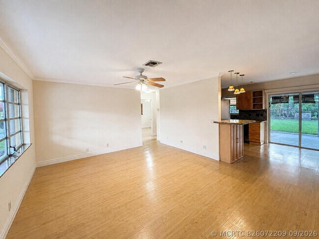 Building Photo - 1401 S Deerfield Ave