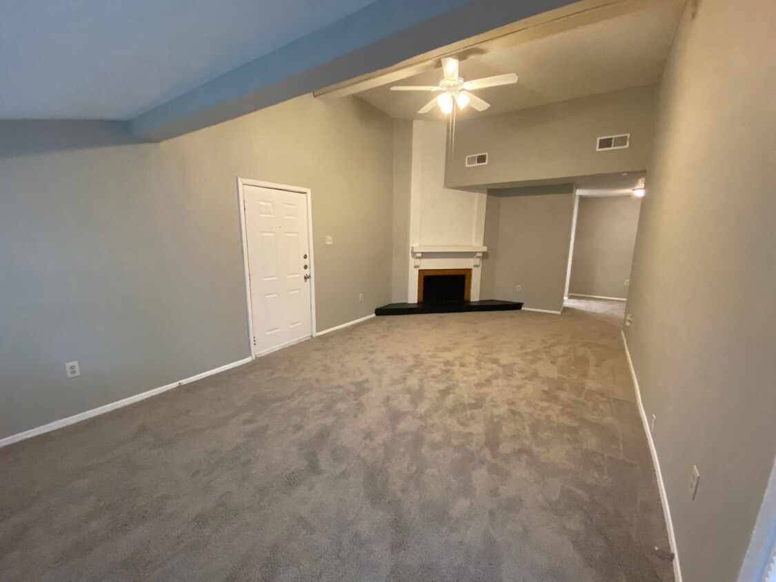 Foto principal - Fully remodeled second floor unit!