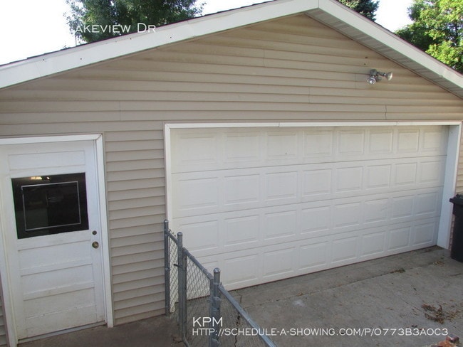Building Photo - 3937 Lakeview Dr