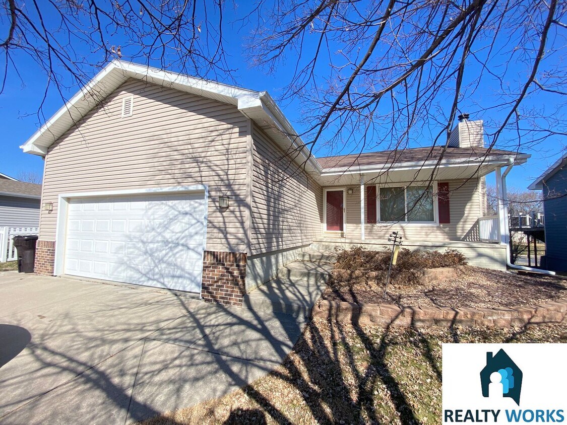 Primary Photo - Large 4 bed House! -Realty Works