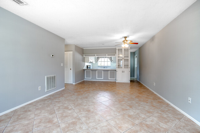 Building Photo - 2/1 DeLand, Steps from Stetson! $1,600/mon...