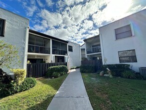 Building Photo - 9427 Fontainebleau Blvd