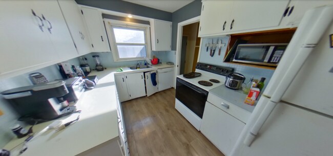 Foto del edificio - Fenced-in Backyard + Washer & Dryer Included + Off-Street Parking! Available August 1st!