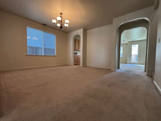 Foto del edificio - Spacious 5 Bed, 3 Bath home in Gated Commu...