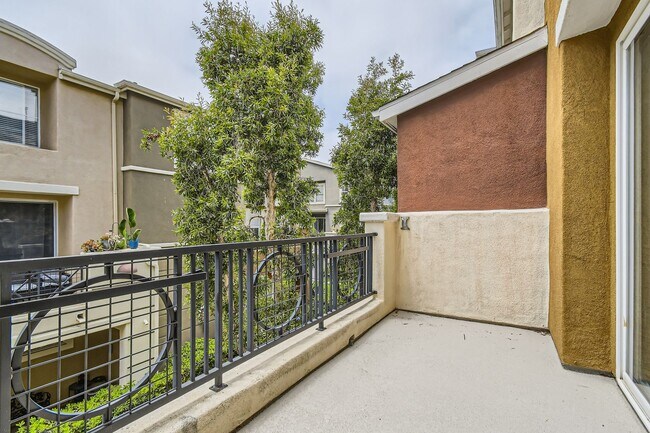 Foto del edificio - Stylish 2Bd + Den/Office - Townhome in Prime Central SD – Near Convoy District, Bases & Freeways