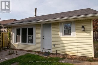 Building Photo - 539 Woodlawn Rd