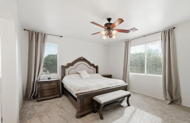 Foto del edificio - 374 N Scott Dr