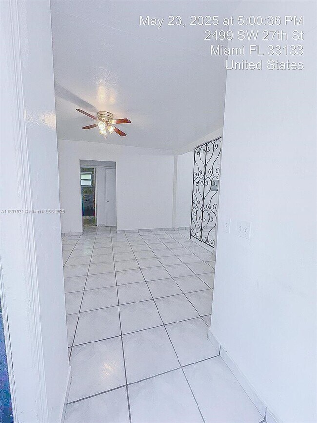 Foto del edificio - 2499 SW 27th St