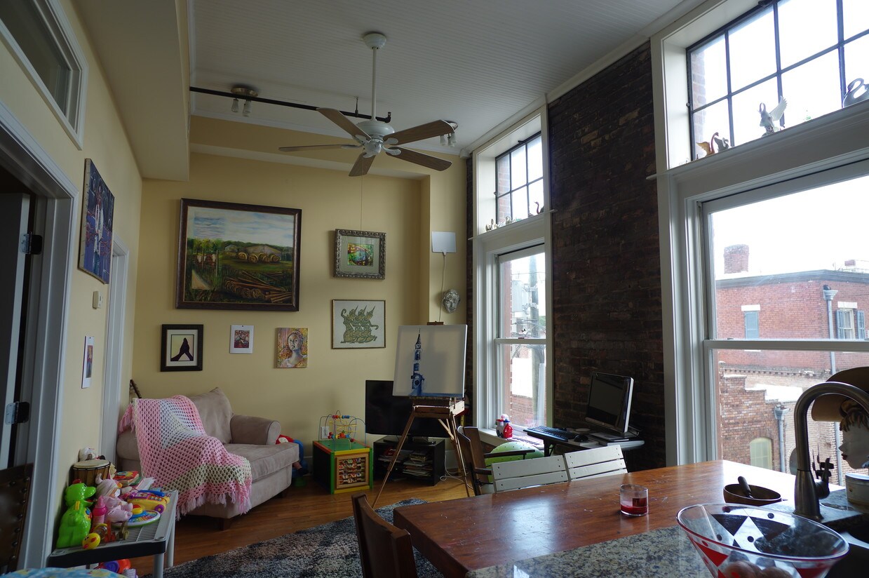 9 W York St, Savannah, GA 31401 Condo for Rent in Savannah, GA