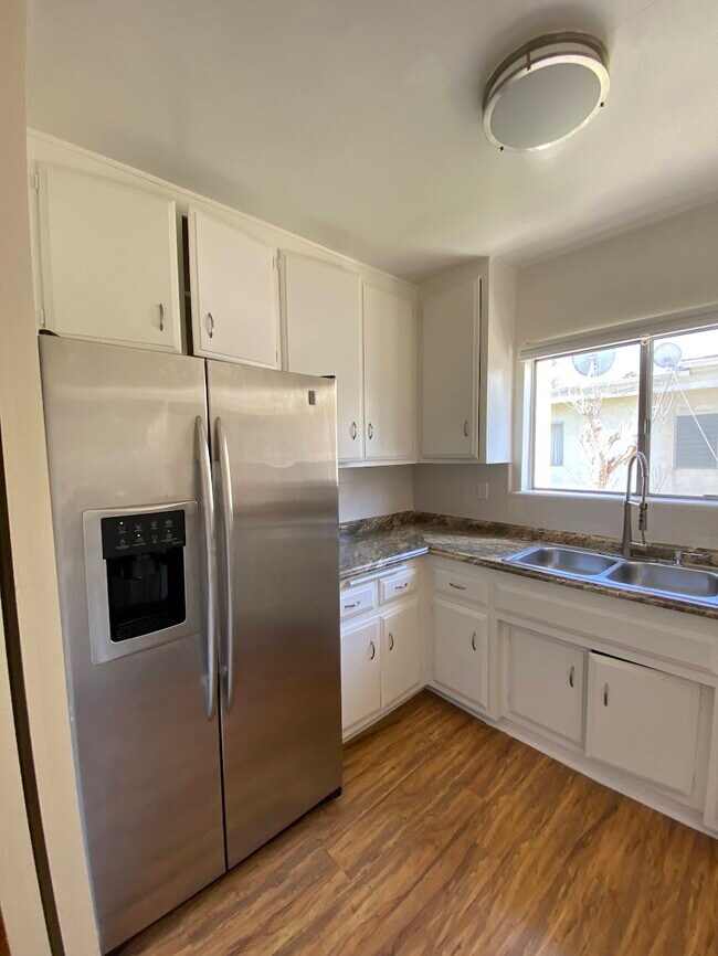 Building Photo - 2256 Fox Hills Dr