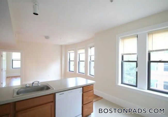 Foto del edificio - 881 Massachusetts Ave