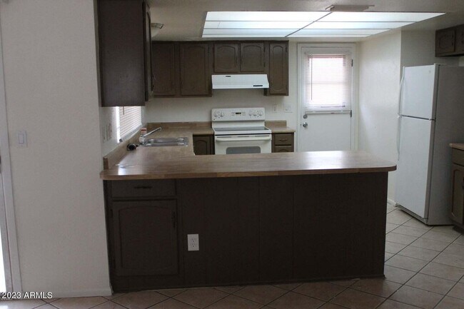 Building Photo - 1333 E Grove Cir