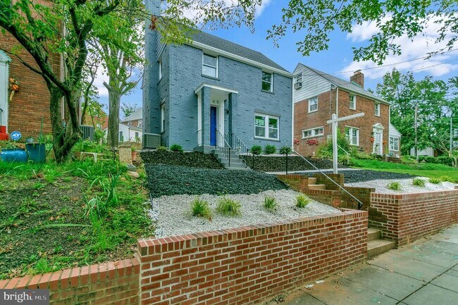 Building Photo - 6005 New Hampshire Ave NE