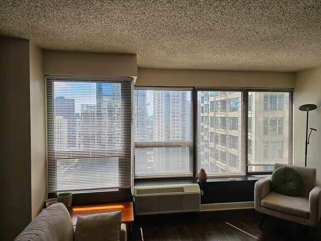 Foto del edificio - 30 E Huron St