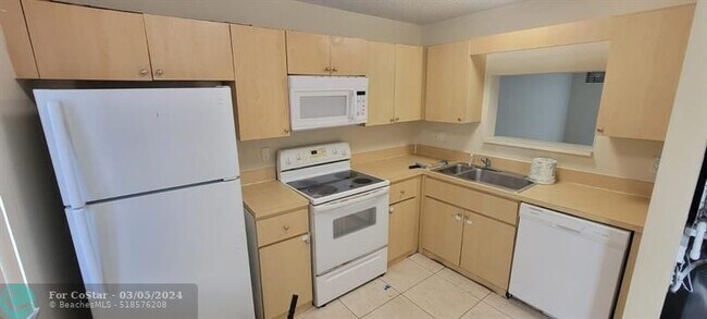 Building Photo - 11417 Royal Palm Blvd