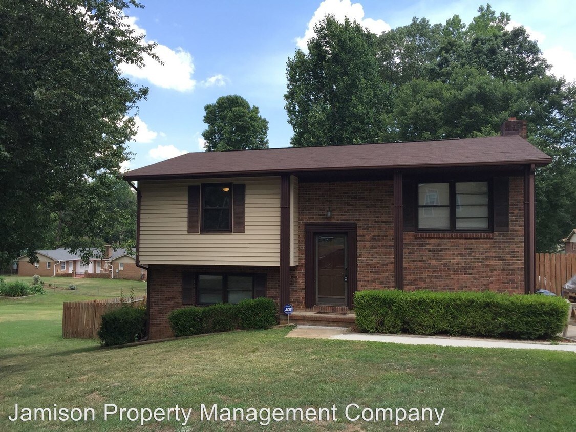 Primary Photo - 106 Pinetree Dr