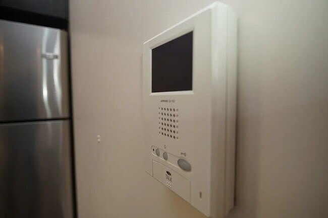 Foto del edificio - "Charming 1-Bedroom Haven with Hardwood Elegance in Queens - 800 Sq Ft of Comfort!"