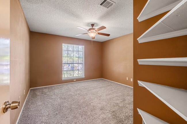 Foto del edificio - 3 Bedroom, 2 Bath Home in North Austin, Sc...