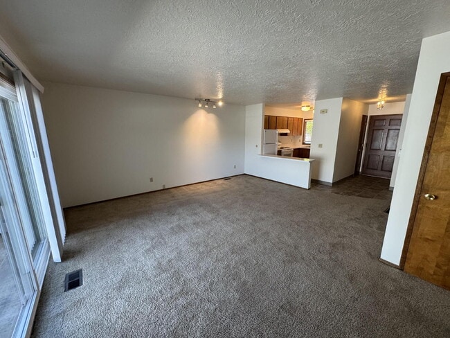 Building Photo - 2-Bedroom, Townhome Close to Transportation