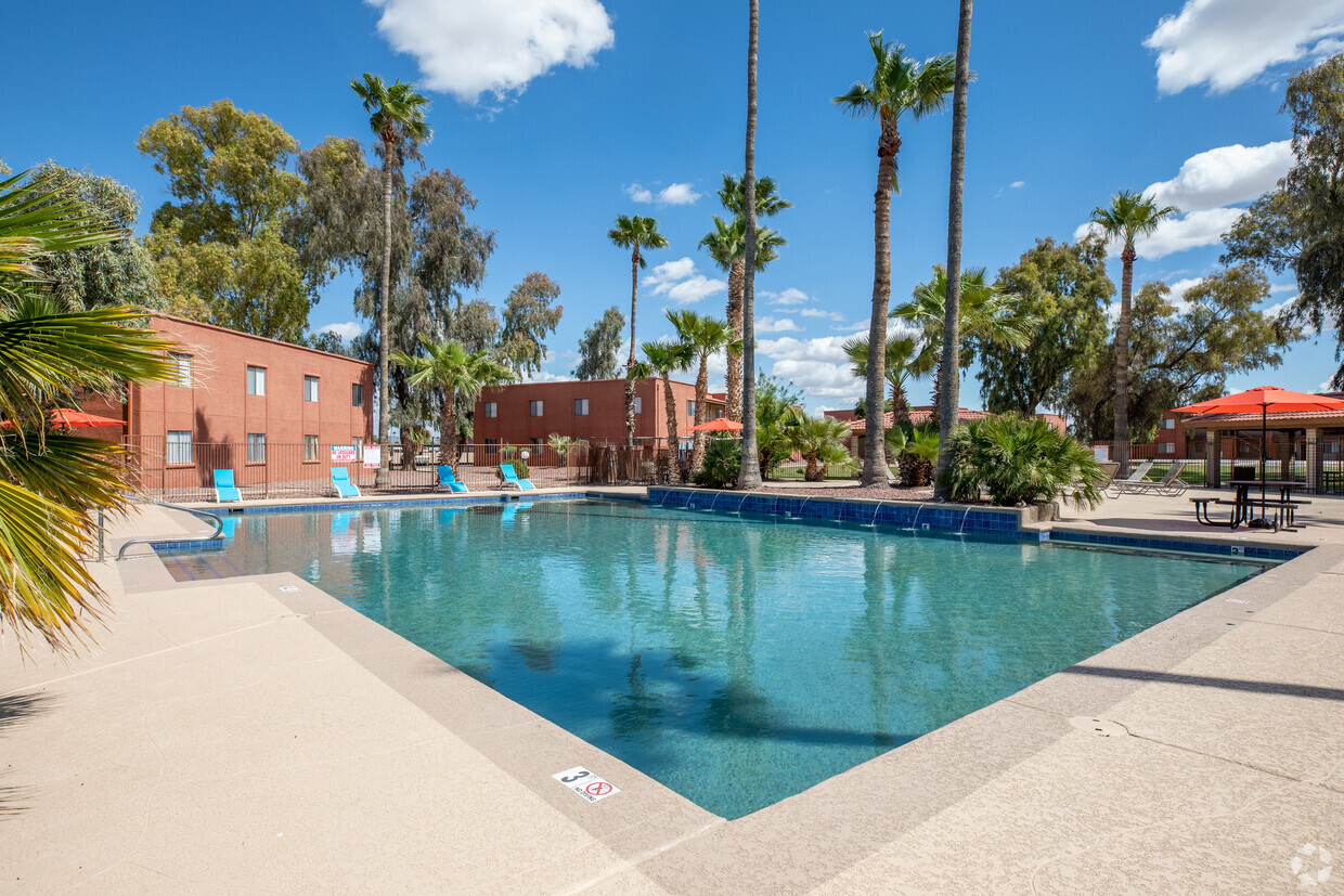 Primary Photo - Courtyard Apartments