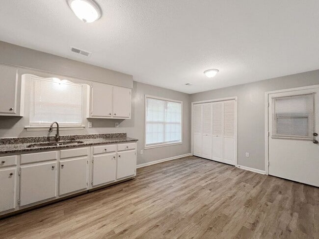 Building Photo - 4581 Fontaine Pl