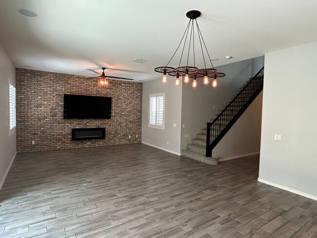 Building Photo - 4 bed + Loft 3 bath, Private Pool/Gated Co...