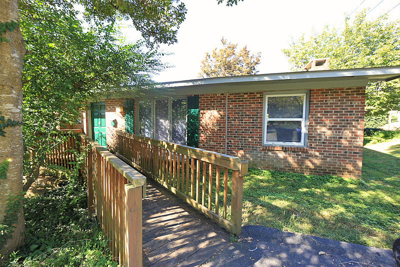 Primary Photo - 100 S Hassel St