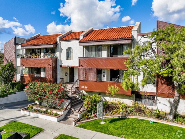 Birds Eye View - 11825 Magnolia Blvd
