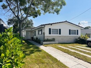 Building Photo - 1150 SW 12th St