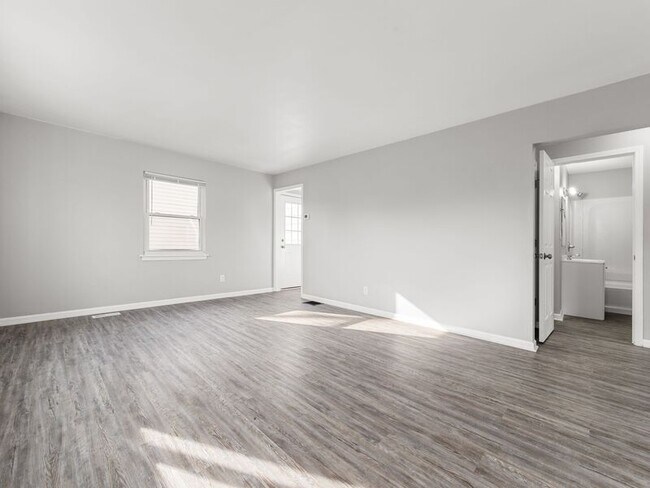 Building Photo - 3463 Dresden St