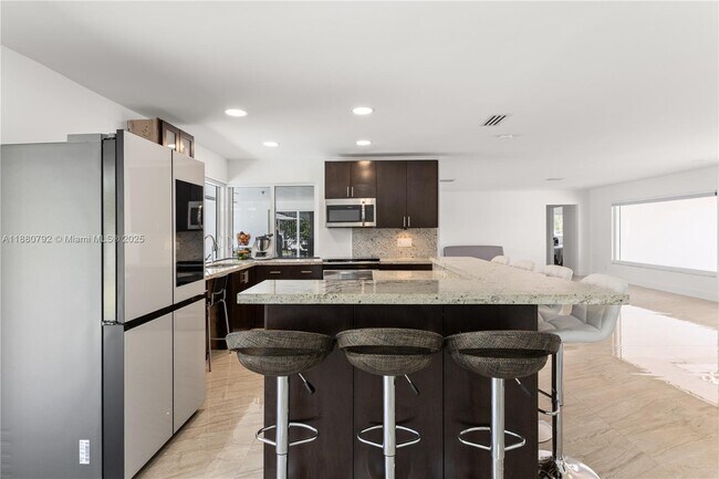Building Photo - 6895 Pinehurst Dr