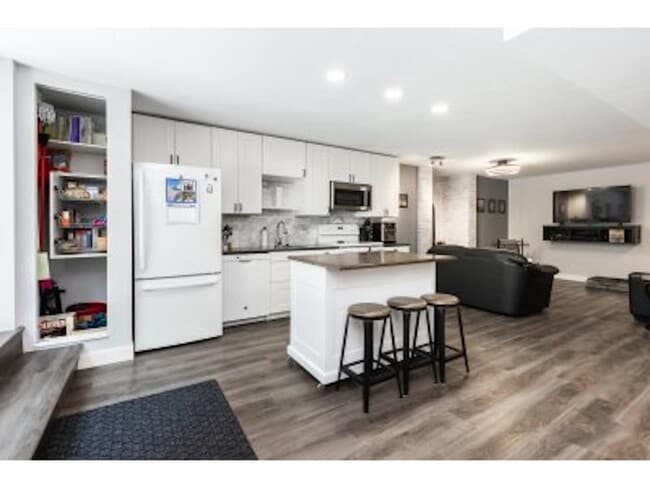 Building Photo - 20454-2091A 91A Ave
