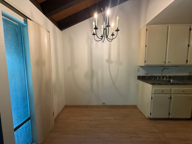 Foto del edificio - 1 bed 1 bath available in the Arden area of Sacramento!