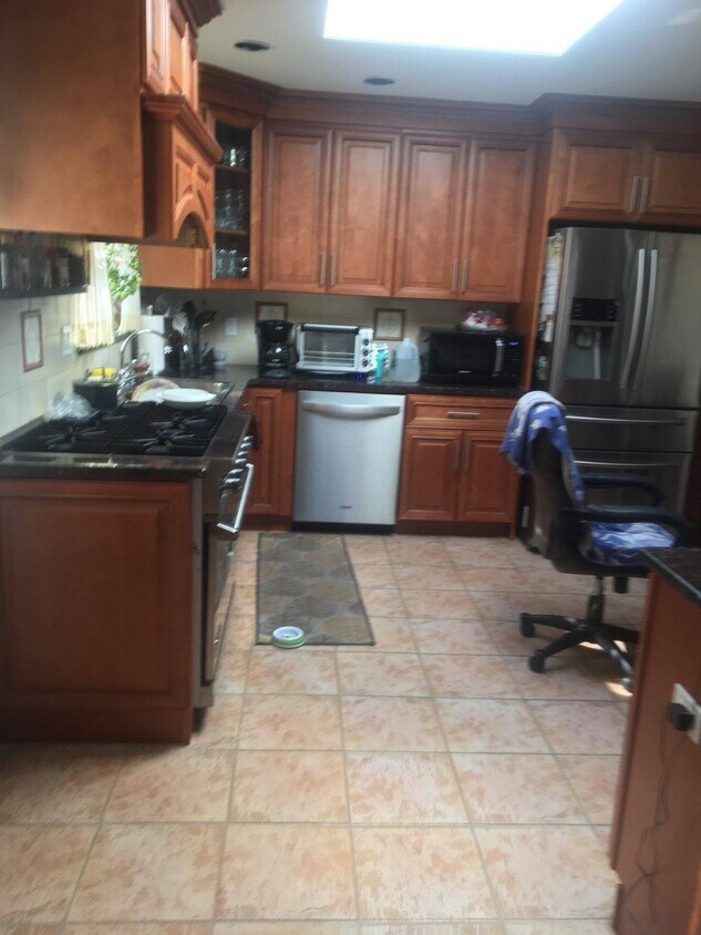 Kitchen - 1319 Selden Plz